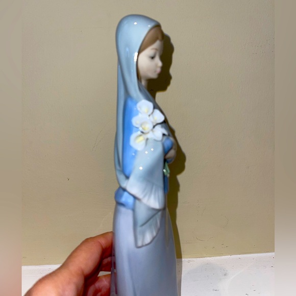 Lladro Girl with CallaLilies # 4650  Figurine- Retired - Picture 2 of 4